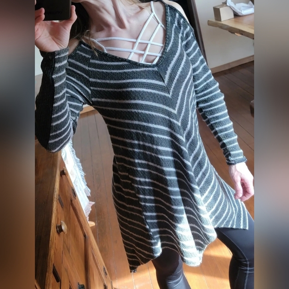 GILDED INTENT, BUCKLE, Cold Shoulder Striped Tunic Sweater Top, XS, BARELY WORN! - Picture 6 of 16